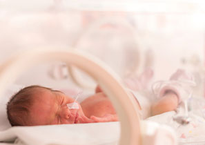 Cuidados en el hospital de los bebés prematuros
