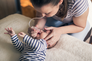 cómo usar el aspirardor nasal en bebés
