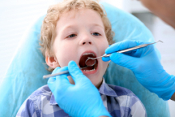 Por qué visitar al odontopediatra