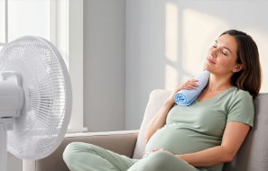 Embarazada se refresca frente a ventilador