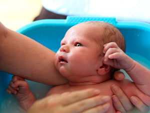 Cuidados del bebe: el primer baño