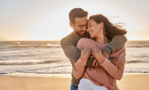 Pareja en actitud cariñosa en la playa