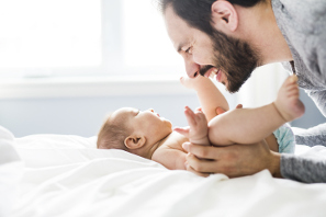 Cuidados del bebé por parte del padre tras el parto
