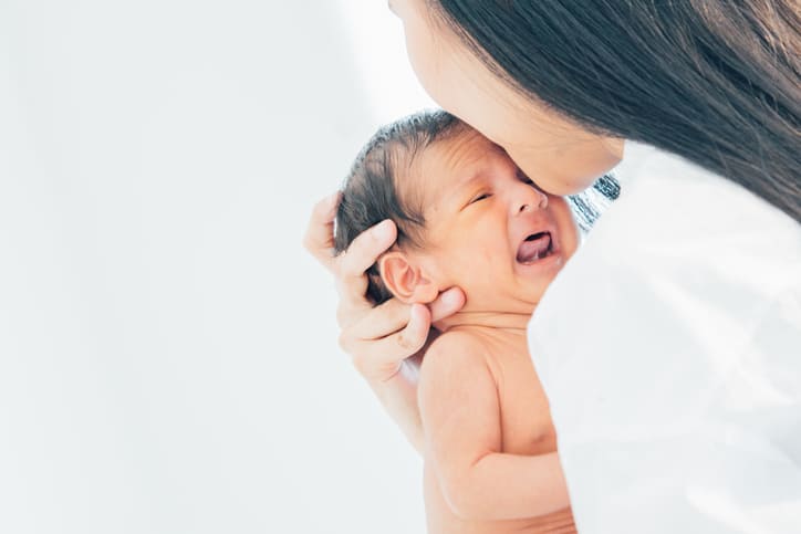 Bebé llora por crisis de la lactancia