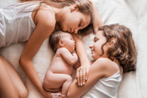 Hermanas acogiendo a su hermanito recién nacido