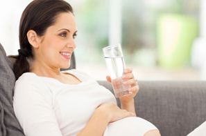 embarazada bebe agua