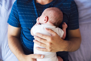Bebé recién nacido y los cuidados de su padre