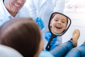 Por que visitar al odontopediatra