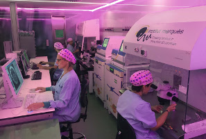 Investigadores en centro de Fertilidad