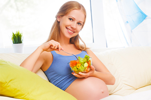 mujer comiendo