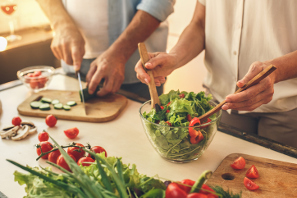 Gestante con edad madura: toma alimentos saludables