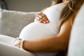 Embarazo con lesiones de mama benignas que se palpan