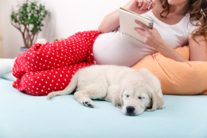 Embarazada junto a su perro dormido