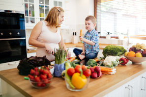 Gestante con dieta equilibrada vegana o vegetariana