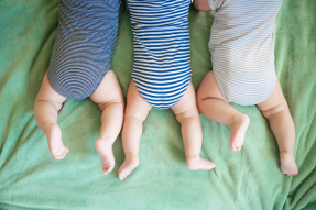 Trillizos concebidos en un embarazo espontáneo gemelar y otro por FIV