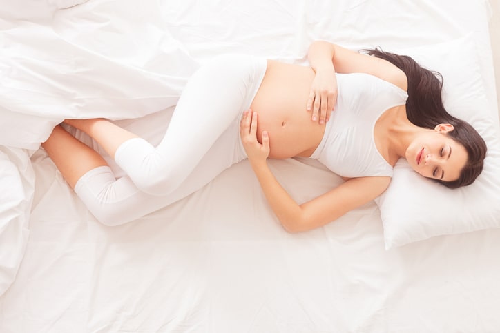 Mujer embarazada descansando