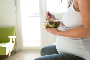 Embarazada y vitamina B12: para qué sirve y qué alimentos la incluyen
