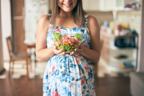 Embarazada vegana con alimentación saludable