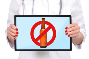 médico prohíbe alcohol