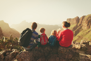 Niños afectados por huracanes y olas de calor