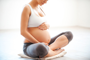 Usar una pelota de pilates durante el embarazo facilita la labor de parto,  te contamos por qué, Estilo de Vida Madres