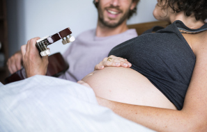 El padre ayuda a la madre embarazada ante la gestación y el parto