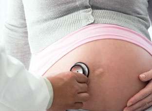 Flujo transparente con hilos de sangre embarazo