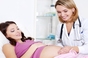 embarazada examinada por médico