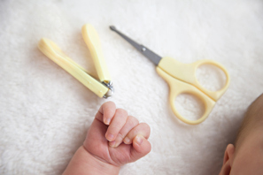 Cortar y cuidar las uñas del recién nacido