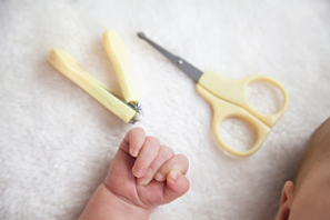 La Madre Corta Las Uñas Del Bebé Recién Nacido Con Tijeras De Uñas