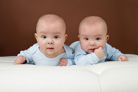 Adelantar el parto de gemelos tiene ventajas