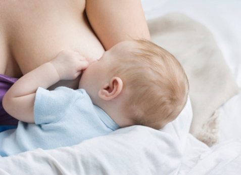 La lactancia protege al bebé de la esterocolitis