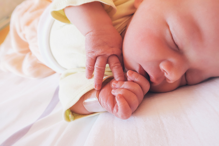 La cesárea de emergencia aumenta el riesgo de que la mama se deprima en el posparto