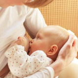 Postura del bebe: colocar al recién nacido en el pecho