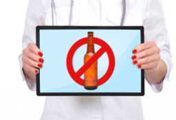 médico prohíbe alcohol