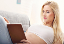 Embarazada leyendo en su 5º mes de gestación