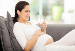 embarazada bebe agua