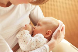 Postura del bebe: colocar al recién nacido en el pecho