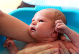 primer baño del bebe: consejos y trucos