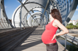 La contaminación llega al feto atravesando la placenta