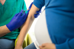 Vacunar contra la gripe a la embarazada