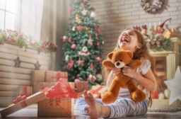 Niños y bebés en casa durante las fiestas navideñas