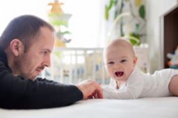 Baja de paternidad: papeleos y cuidados del bebé
