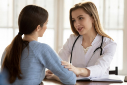 Mujer en consulta médica no ovula