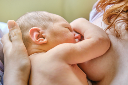 Recién nacido con lactancia materna