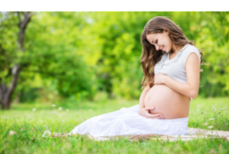 Mujer embarazada con dificultades para tragar cápsulas durante la suplementación prenatal