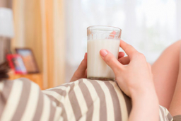 Embarazada con vaso de leche