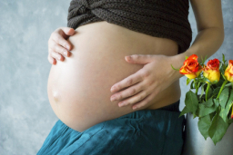 Embarazada por FIV, más riesgo de complicaciones en la gestación