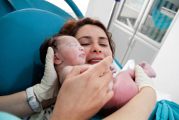 Primer baño de recién nacido y lactancia materna