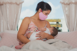 Lactancia materna con Covid, respaldada por los neonatólogos españoles